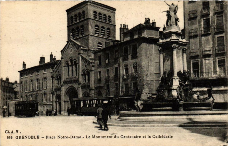 Carte postale ancienne Grenoble Place N.-D. Le Monument du Centenaire à Grenoble