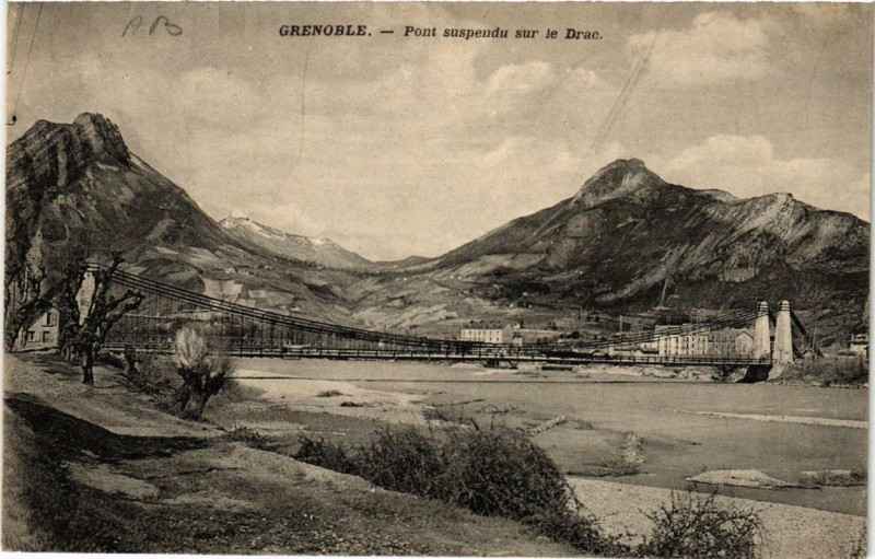 Carte postale ancienne Grenoble Pont suspendu sur le Drac à Grenoble