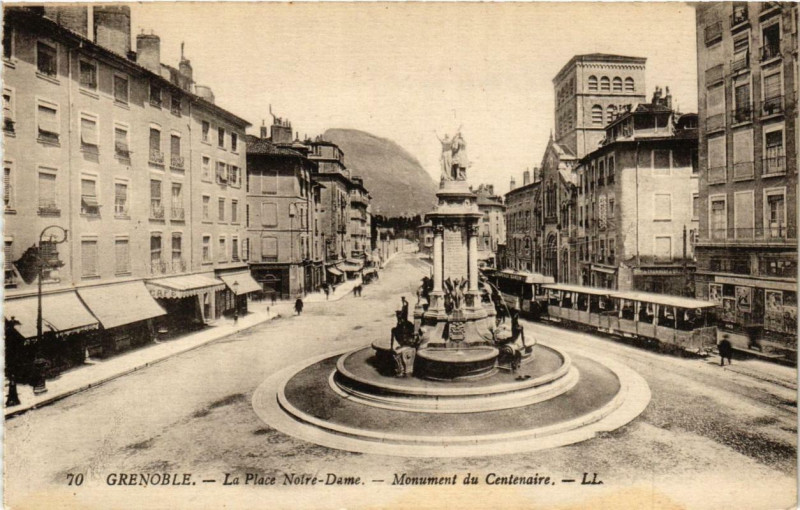 Carte postale ancienne Grenoble La Place N.-D. Monument du Centenaire à Grenoble