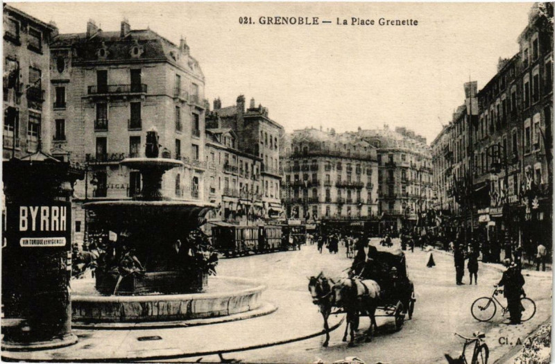 Carte postale ancienne Grenoble La Place Grenette à Grenoble