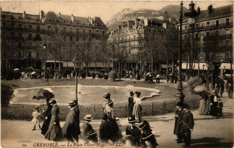 Carte postale ancienne Grenoble La Place Victor-Hugo à Grenoble