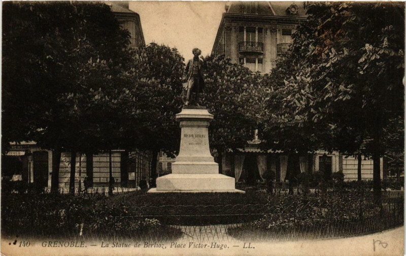 Carte postale ancienne Grenoble La Statue de Berlioz Place Victor-Hugo à Grenoble