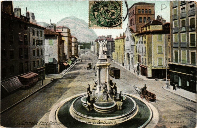 Carte postale ancienne Grenoble Place N.-D. Monument du Centenaire à Grenoble