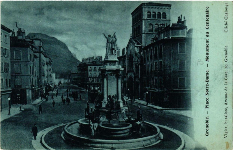 Carte postale ancienne Grenoble Place N.-D. et Monument du Centenaire à Grenoble