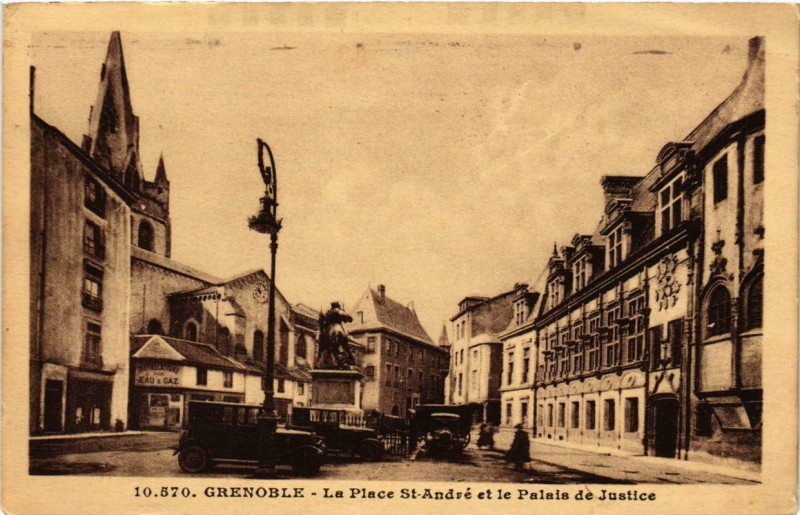 Carte postale ancienne Grenoble La Place Saint-Andre et le Palais de Justice à Grenoble