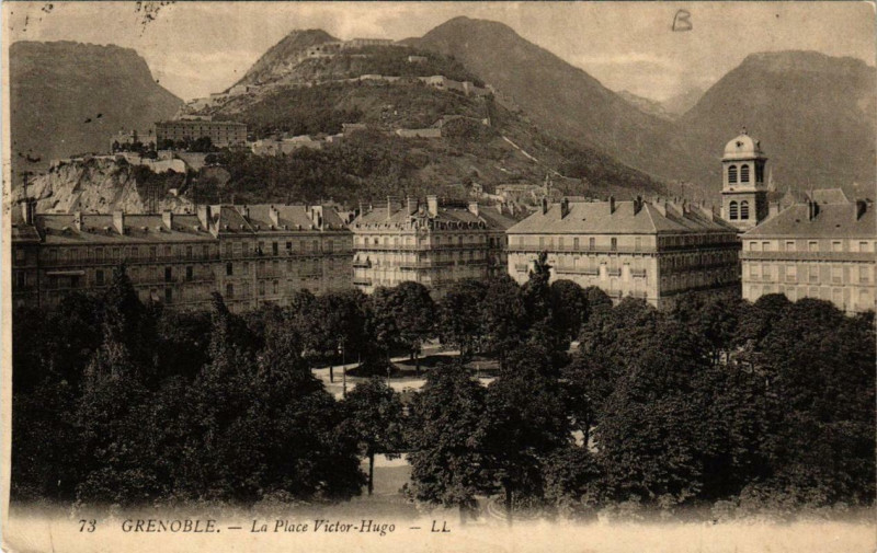 Carte postale ancienne Grenoble La Place Victor-Hugo à Grenoble