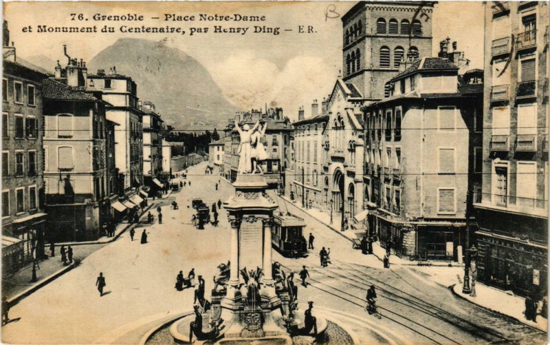 Carte postale ancienne Grenoble Place N.-D. et Monument du Centenaire à Grenoble