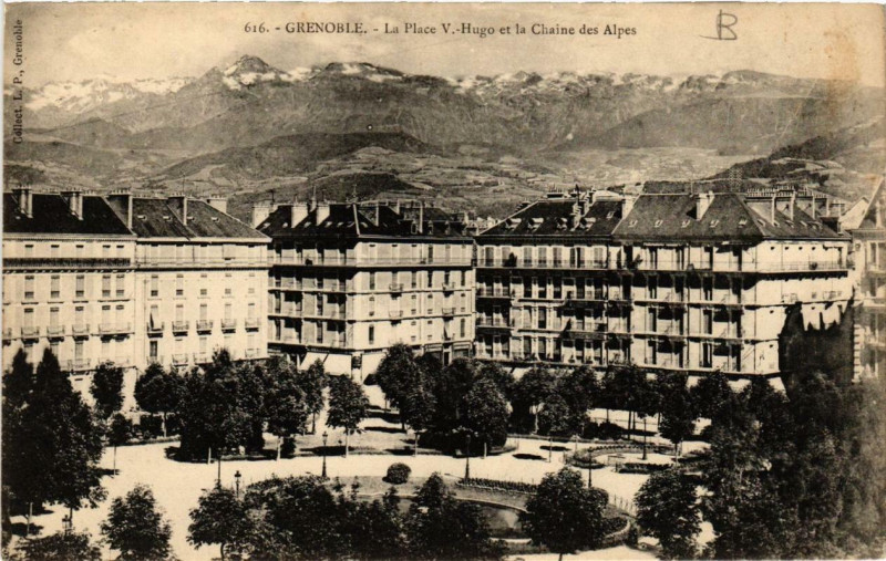 Carte postale ancienne Grenoble La Place Victor-Hugo et la Chaine des Alpes à Grenoble