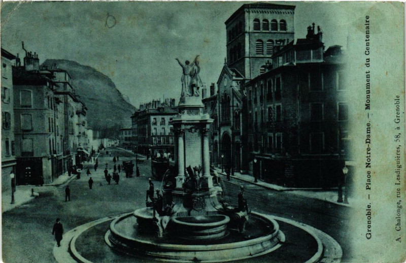 Carte postale ancienne Grenoble Place N.-D. et Monument du Centenaire à Grenoble