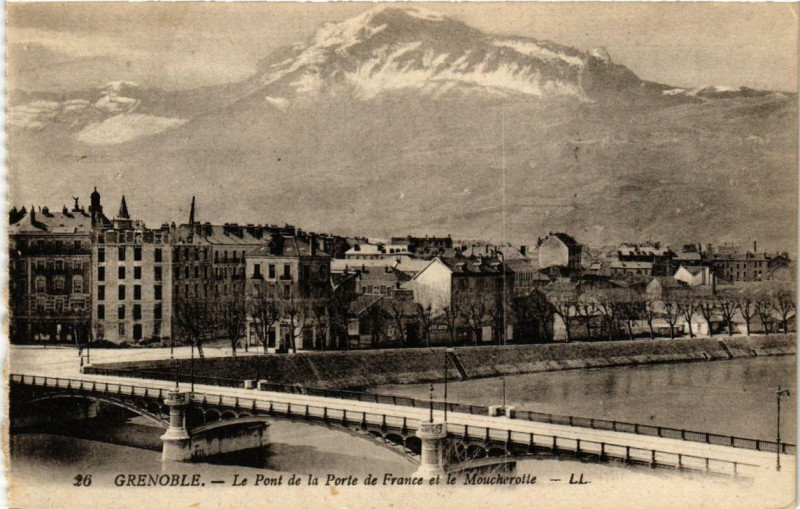 Carte postale ancienne Grenoble Le Pont de la Porte de France et le Moucherotte à Grenoble