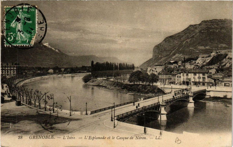 Carte postale ancienne Grenoble L'Isere L'Esplanade et le Casque de Néron à Grenoble