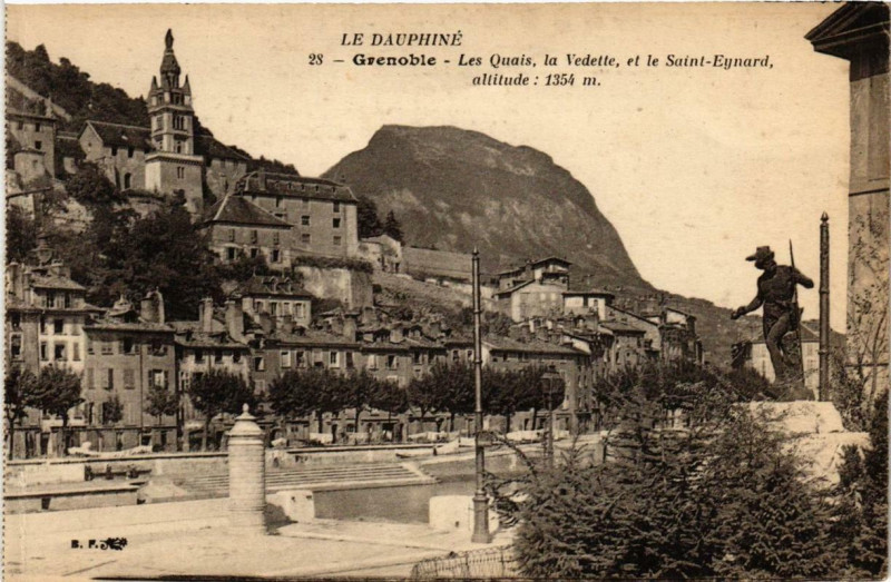 Carte postale ancienne Grenoble Les Quais la Vedette et le Saint-Eynard à Grenoble