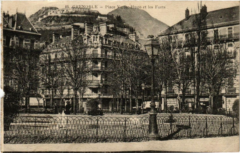 Carte postale ancienne Grenoble Place Victor-Hugo et les Forts à Grenoble