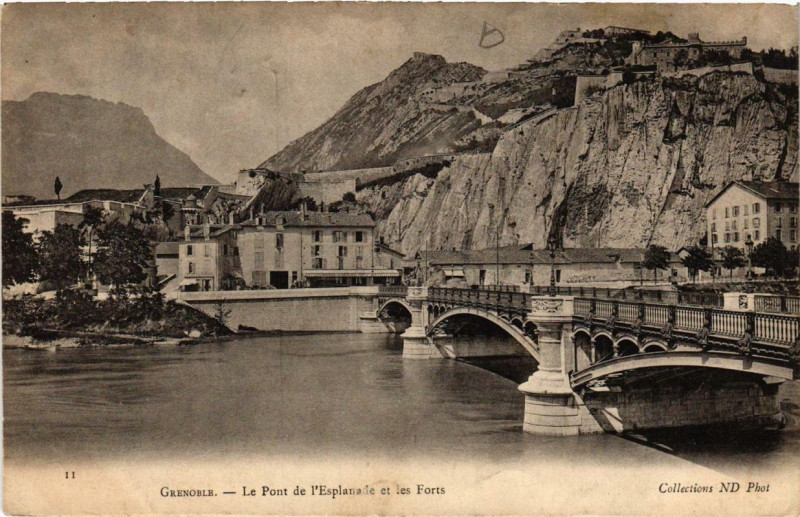 Carte postale ancienne Grenoble Le Pont de l'Esplanade et les Forts à Grenoble