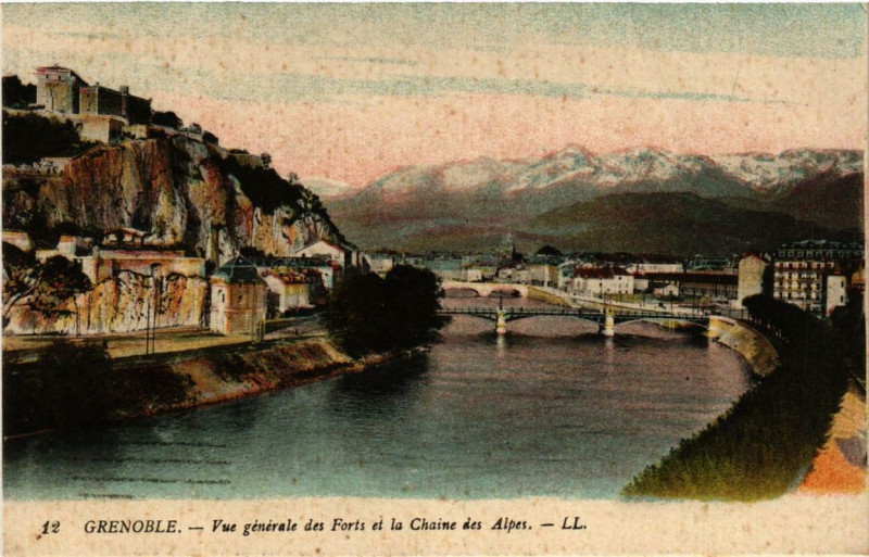 Carte postale ancienne Grenoble Vue générale des Forts et la Chaine des Alpes à Grenoble