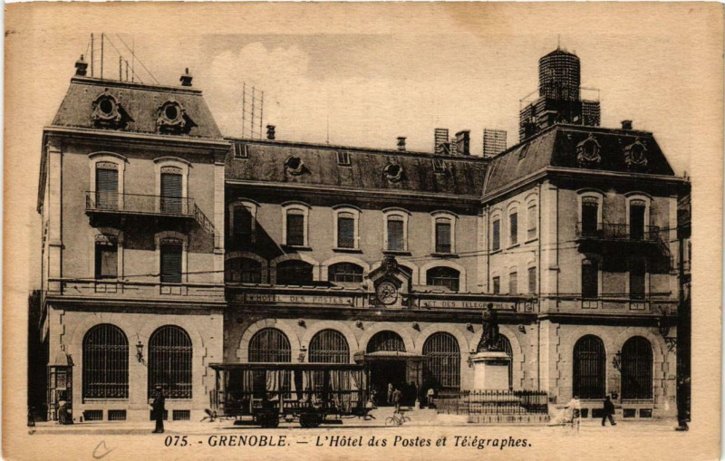 Carte postale ancienne Grenoble L'Hotel des Postes et Telegraphes à Grenoble