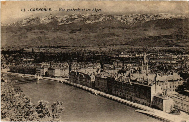 Carte postale ancienne Grenoble Vue générale et les Alpes à Grenoble