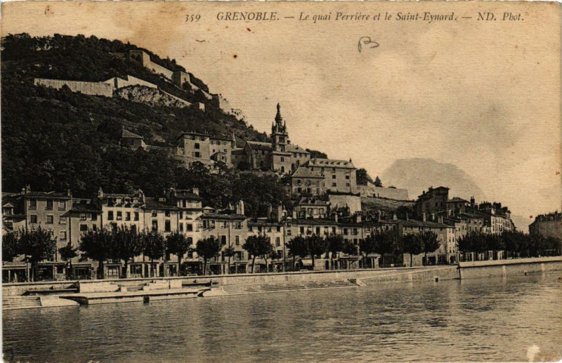 Carte postale ancienne Grenoble Le quai Perriere et le Saint-Eynard à Grenoble