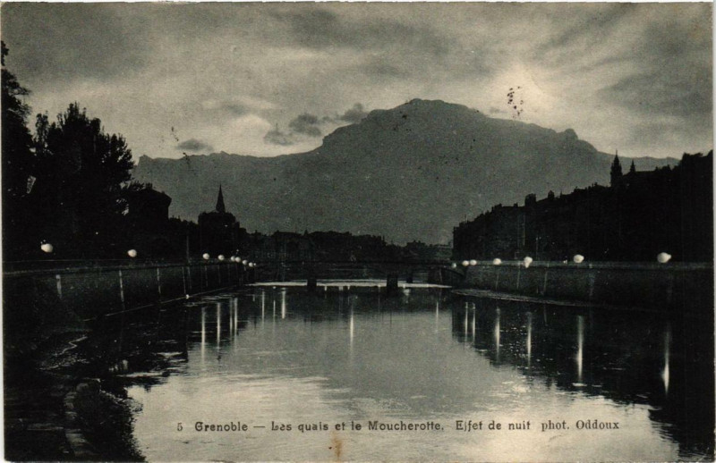 Carte postale ancienne Grenoble Les quais et le Moucherotte Effet de nuit à Grenoble