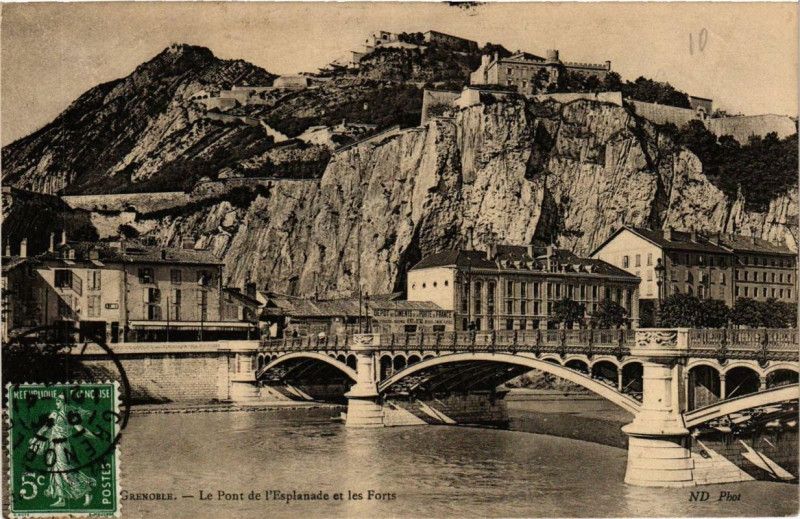 Carte postale ancienne Grenoble Le Pont de l'Esplanade et les Forts à Grenoble