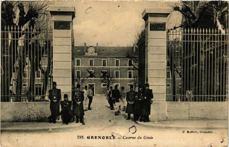 Carte postale ancienne Grenoble Caserne du Genie à Grenoble
