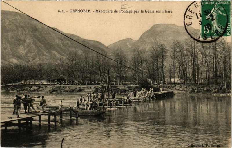 Carte postale ancienne Grenoble Manoeuvre de Pontage par le Génie sur l'Isere à Grenoble