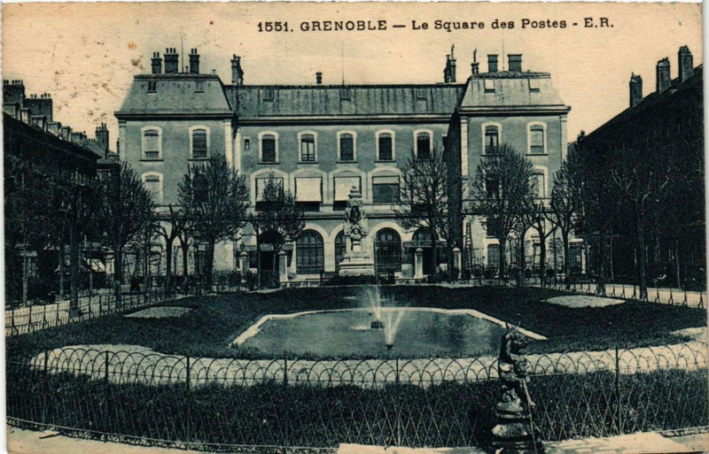 Carte postale ancienne Grenoble Le Square des Postes à Grenoble