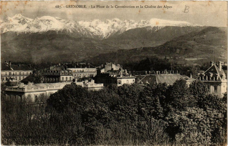 Carte postale ancienne Grenoble La Place de la Constitution et la Chaine des Alpes à Grenoble