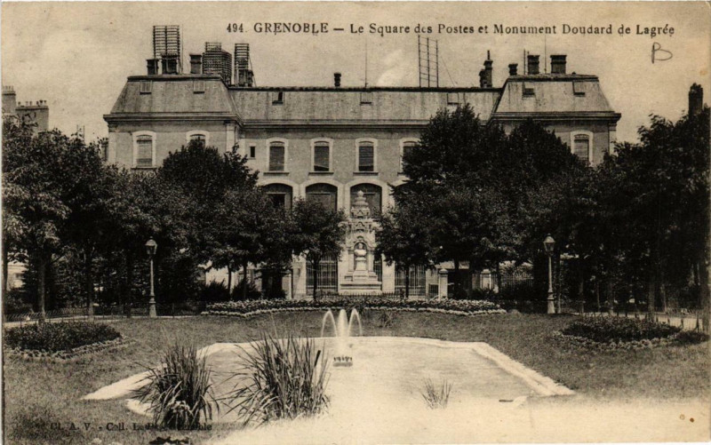 Carte postale ancienne Grenoble Le Square des Postes et Monument Doudard de Lagrée à Grenoble
