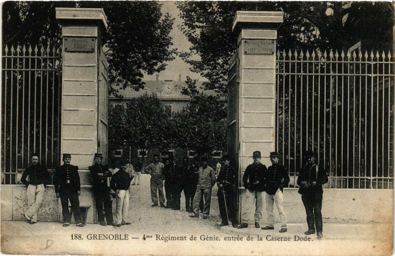 Carte postale ancienne Grenoble 4me Regiment de Génie. Entrée de la Caserne Dode à Grenoble