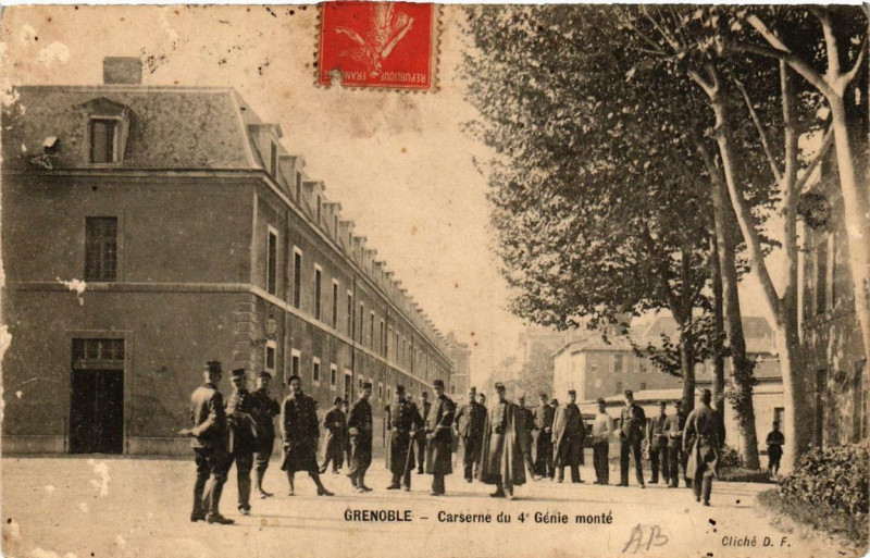 Carte postale ancienne Grenoble Caserne du 4e Genie monte à Grenoble