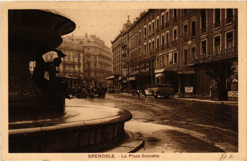 Carte postale ancienne Grenoble La Place Grenette à Grenoble