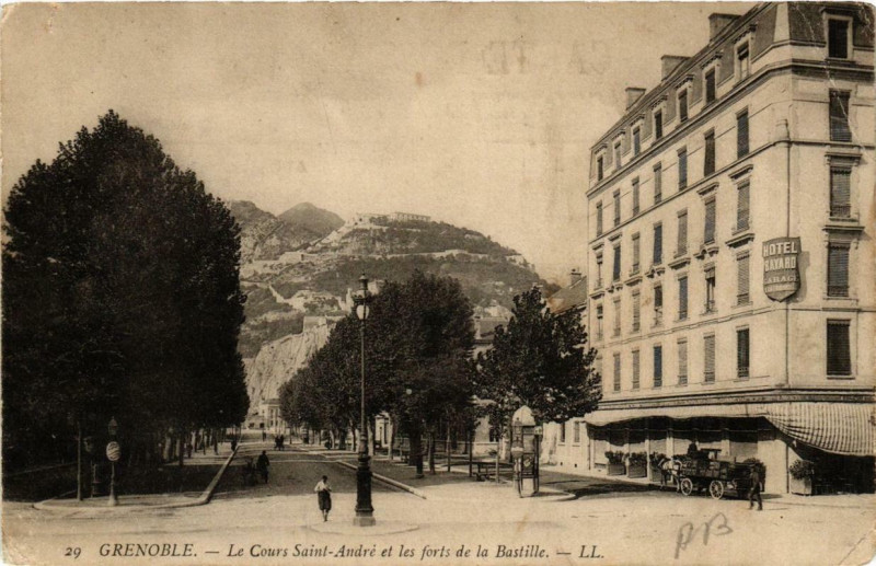 Carte postale ancienne Grenoble Le Cours Saint-Andre et les forts de la Bastille à Grenoble