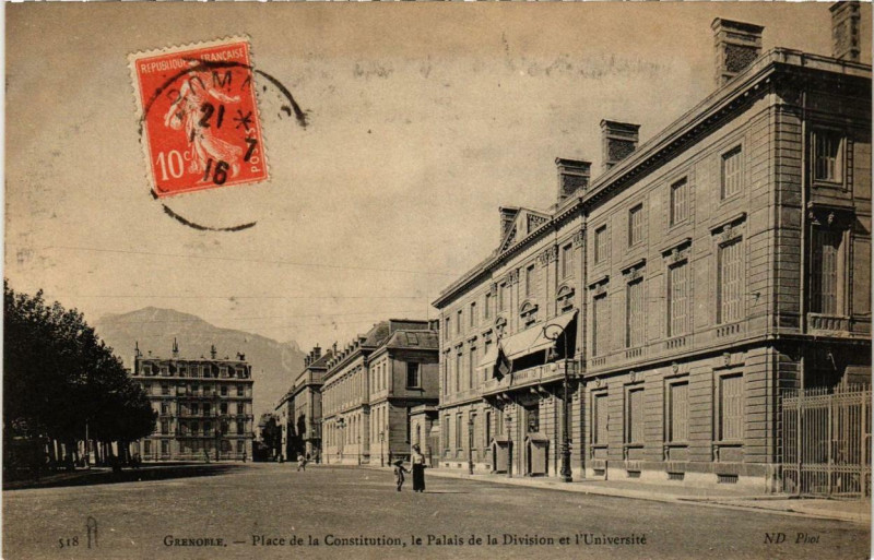 Carte postale ancienne Grenoble Place de la Constitution le Palais de la Division à Grenoble