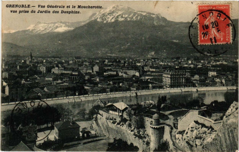 Carte postale ancienne Grenoble Vue générale et le Moucherotte vue prise du Jardin à Grenoble