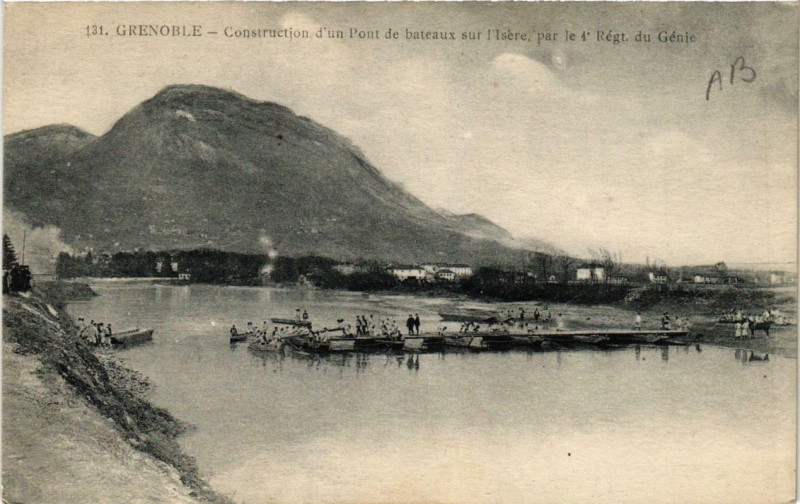 Carte postale ancienne Grenoble Cons.d'un Pont de bateaux sur l'Isere à Grenoble