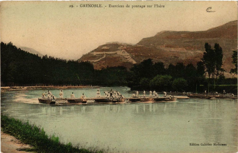 Carte postale ancienne Grenoble Exercices de Pontage sur l'Isere à Grenoble