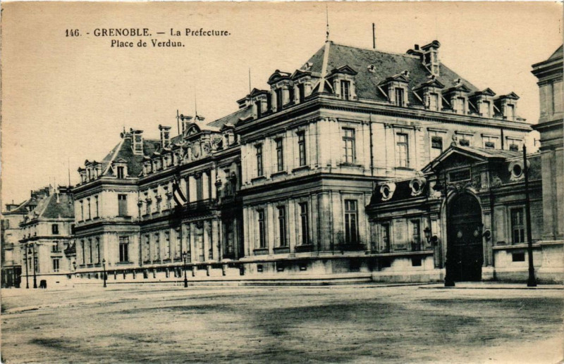Carte postale ancienne Grenoble La Préfecture Place de Verdun à Grenoble