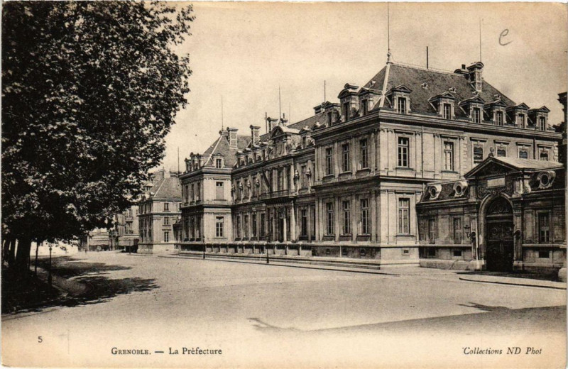 Carte postale ancienne Grenoble La Préfecture à Grenoble