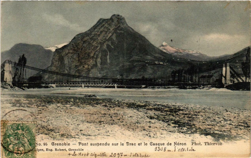 Carte postale ancienne Grenoble Pont suspendu sur le Drac et le Casque de Néron à Grenoble