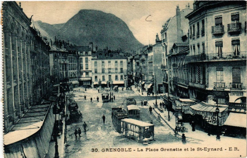 Carte postale ancienne Grenoble La Place Grenette et le Saint-Eynard à Grenoble