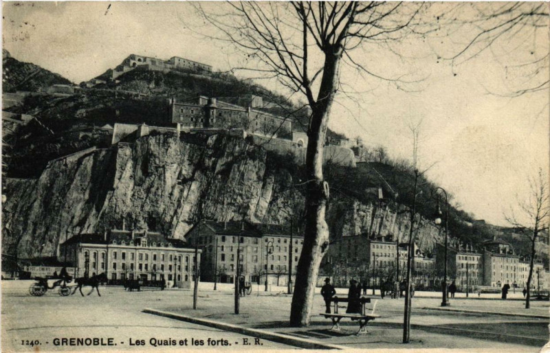 Carte postale ancienne Grenoble Les Quais et les forts à Grenoble
