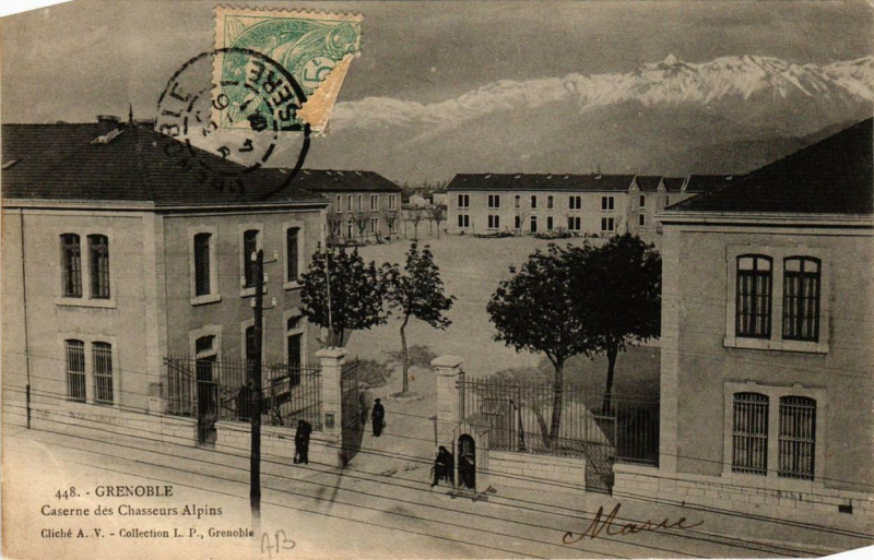 Carte postale ancienne Grenoble Caserne des Chasseurs Alpins à Grenoble