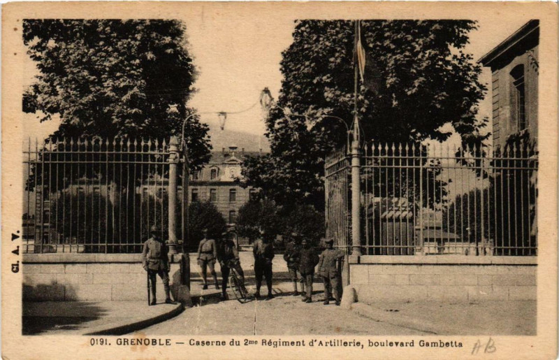 Carte postale ancienne Grenoble Caserne du 2me Regiment d'Artillerie à Grenoble