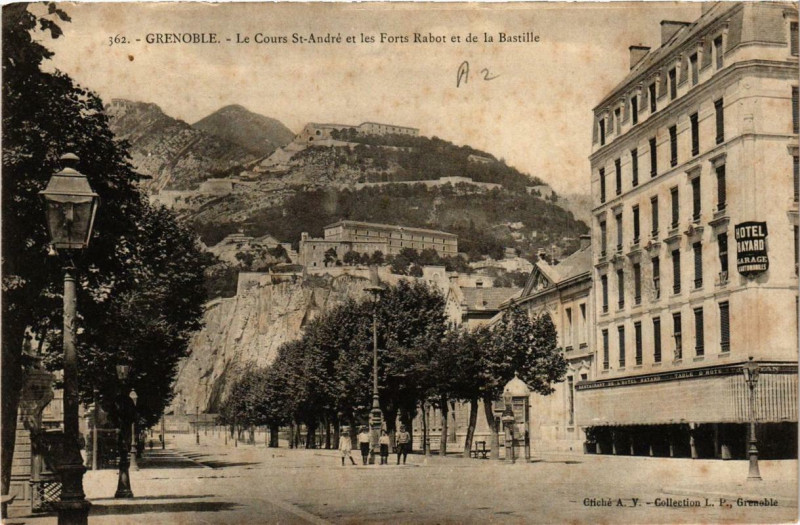 Carte postale ancienne Grenoble Le Cours Saint-Andre et les Forts Rabot à Grenoble