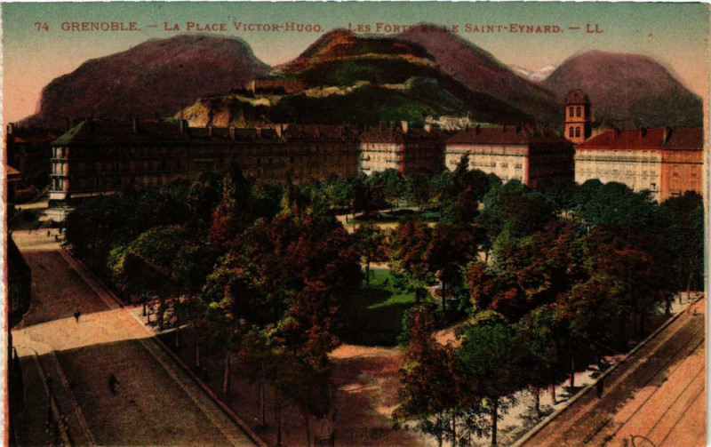Carte postale ancienne Grenoble La Place Victor-Hugo à Grenoble