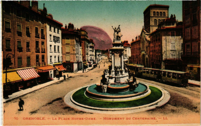 Carte postale ancienne Grenoble La Place N.-D. Monument du Centenaire à Grenoble