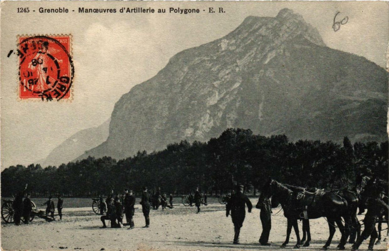 Carte postale ancienne Grenoble Manoeuvres d'Artillerie au Polygone à Grenoble