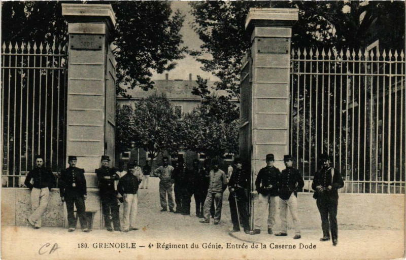 Carte postale ancienne Grenoble 4e Regiment du Genie entrée de la Caserne Dode à Grenoble
