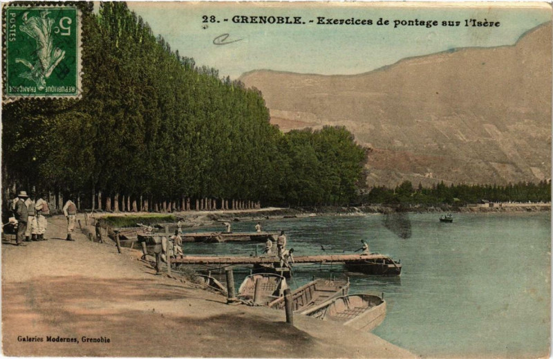 Carte postale ancienne Grenoble Exercices de Pontage sur l'Isere à Grenoble
